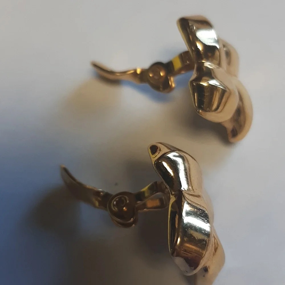 326. MONET GOLD CLIP ON EARRINGS SIGNED - Picture 4 of 4